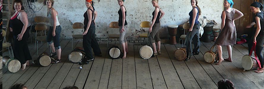 8 Trommle Schülerinnen in der Scheune in Pecin / Tschechien