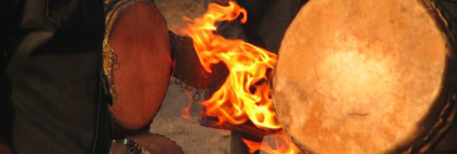 Djembe Fell wird mit Feuer "gespannt"